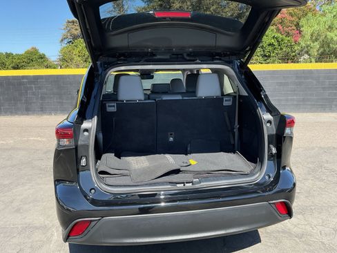 Used 2023 Toyota Highlander XLE FWD image 26