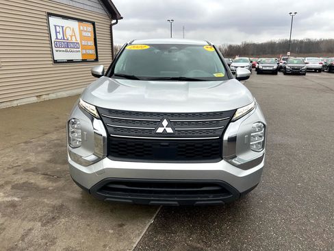 Used 2022 Mitsubishi Outlander ES image 2