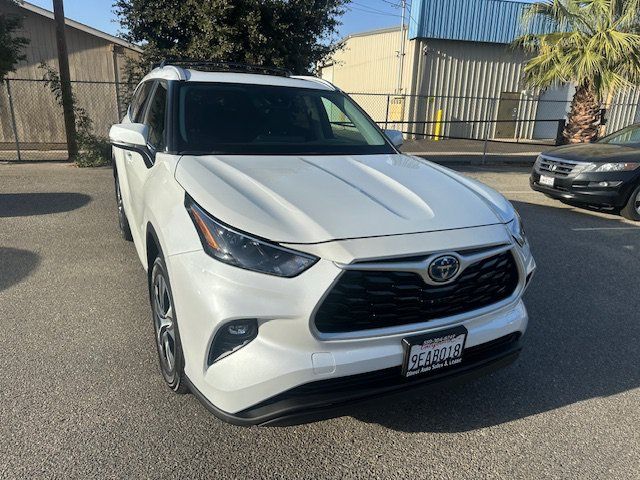 Used 2023 Toyota Highlander XLE AWD/4WD image 17