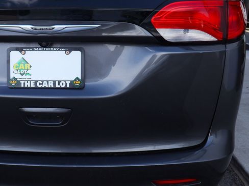 Used 2021 Chrysler Voyager Lxi image 18