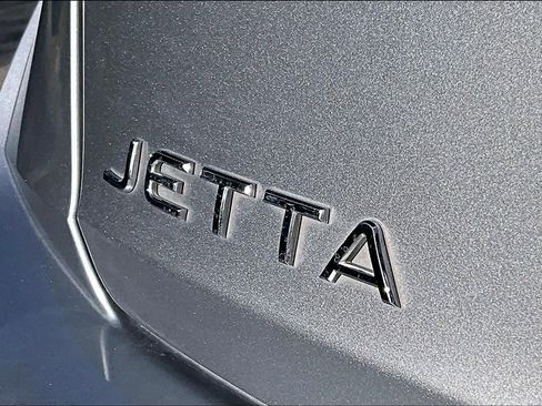 Used 2024 Volkswagen Jetta SE w/ Panoramic Sunroof Package image 10