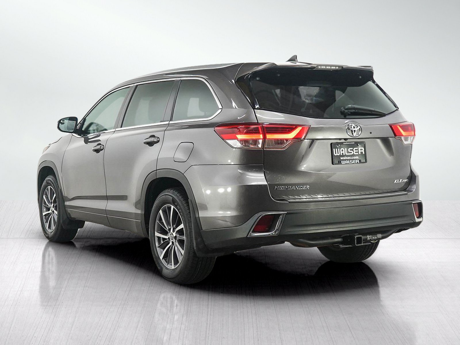 Used 2018 Toyota Highlander XLE AWD/4WD image 3