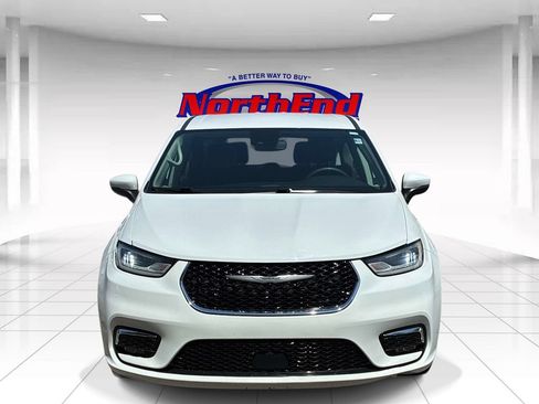 Used 2023 Chrysler Pacifica Touring-L FWD image 2
