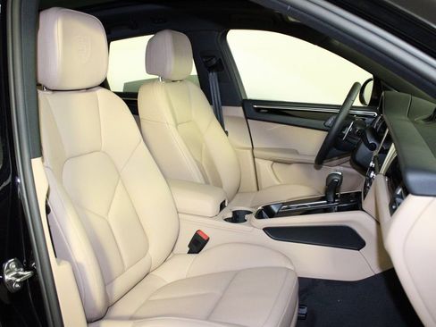 Certified 2025 Porsche Macan AWD/4WD image 38