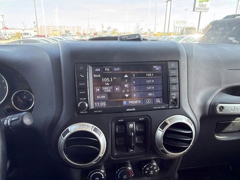 Used 2018 Jeep Wrangler Unlimited Sahara w/ Connectivity Group AWD/4WD image 13