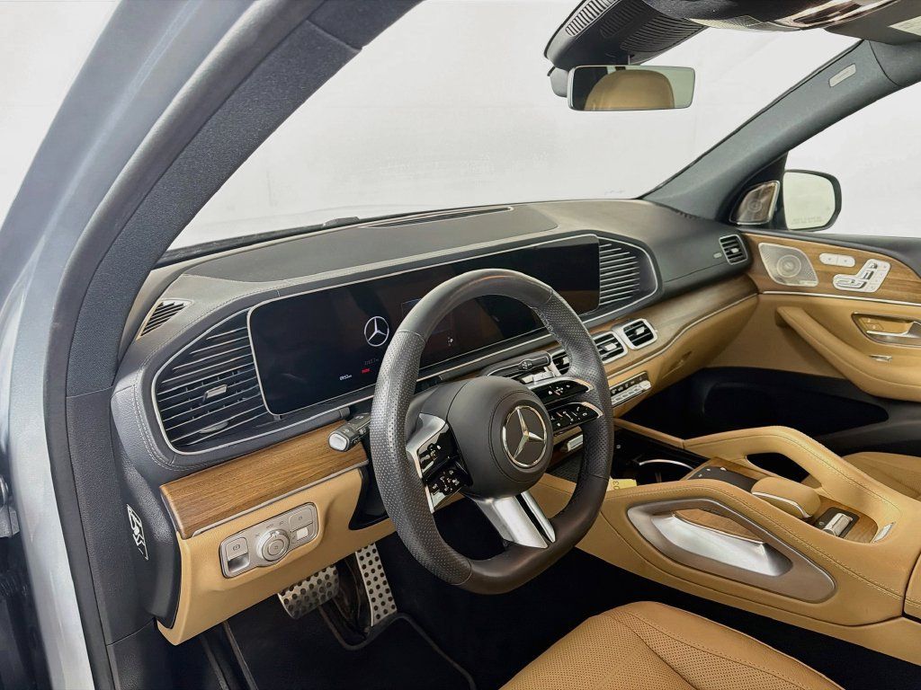 Used 2024 Mercedes-Benz GLS 450 4MATIC image 10