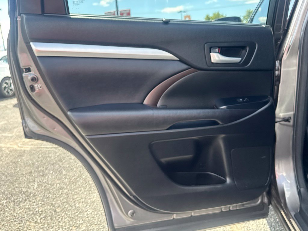 Used 2017 Toyota Highlander XLE AWD/4WD image 14