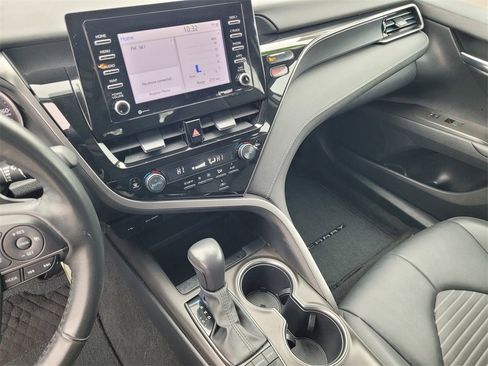 Used 2020 Toyota Camry SE image 19