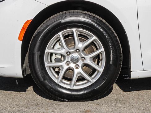 Used 2024 Chrysler Pacifica Touring-L FWD image 11