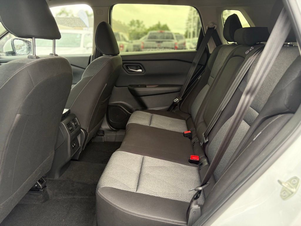 Used 2025 Nissan Rogue SV AWD/4WD image 12