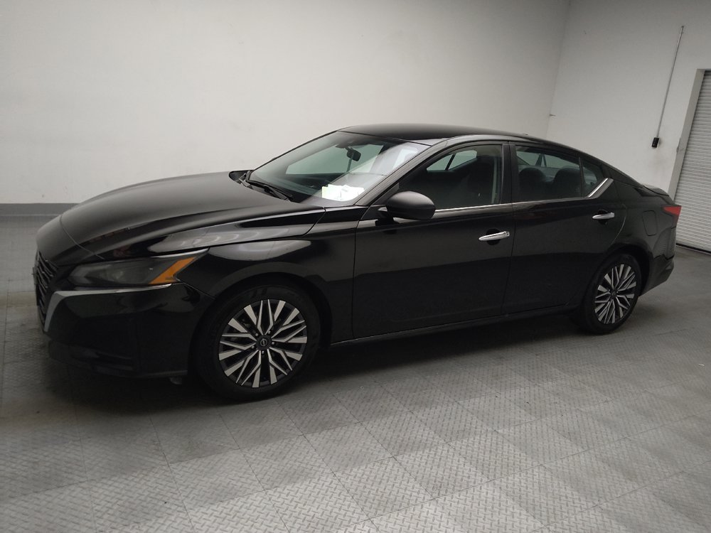 Used 2025 Nissan Altima 2.5 SV FWD image 2