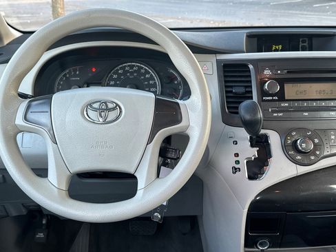 Used 2014 Toyota Sienna L image 17