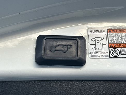 Used 2018 Toyota RAV4 XLE image 19