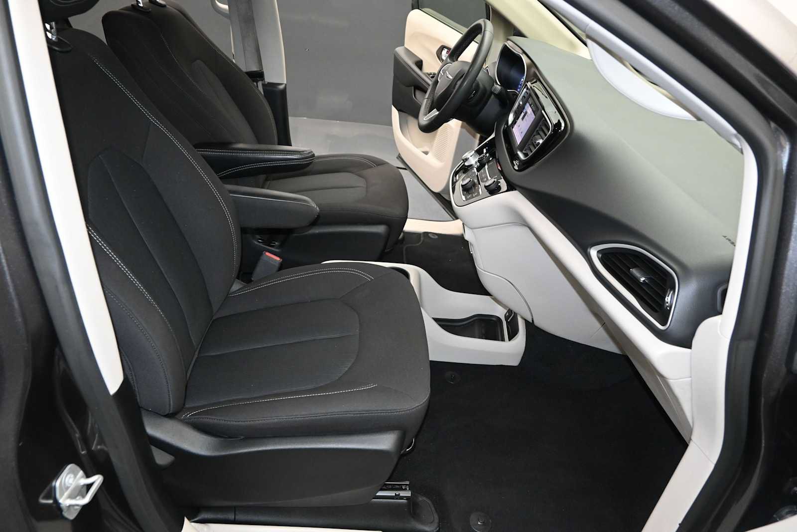 Used 2023 Chrysler Voyager LX FWD image 31