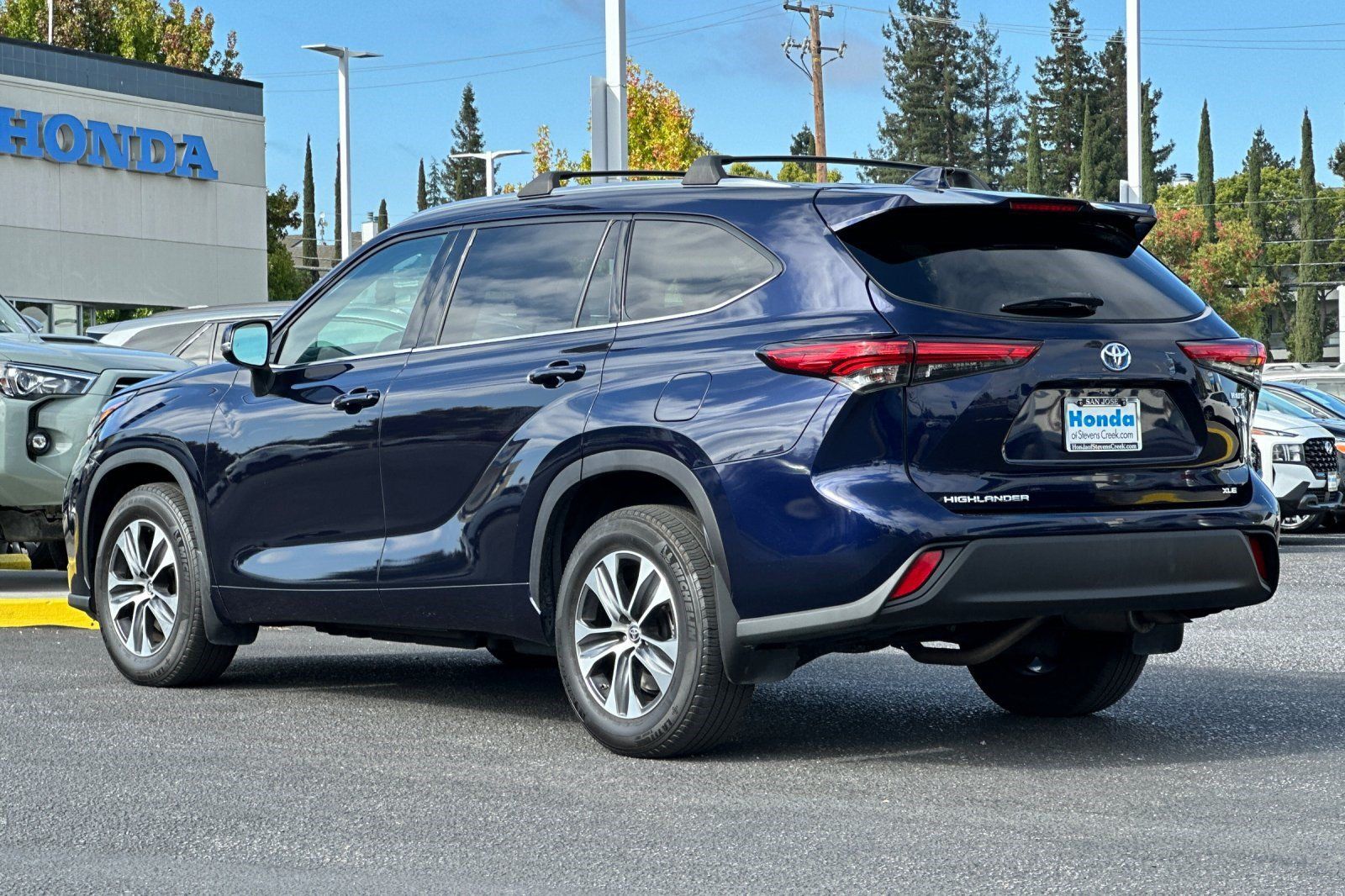 Used 2021 Toyota Highlander XLE AWD/4WD image 3