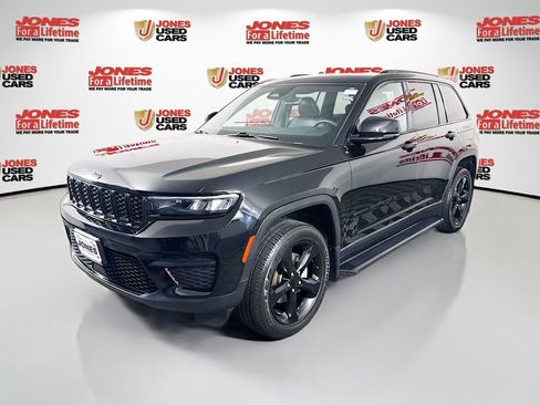Used 2023 Jeep Grand Cherokee Altitude AWD/4WD image 13