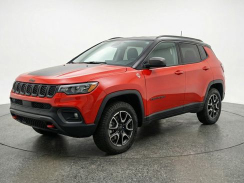 Used 2025 Jeep Compass Trailhawk AWD/4WD image 3