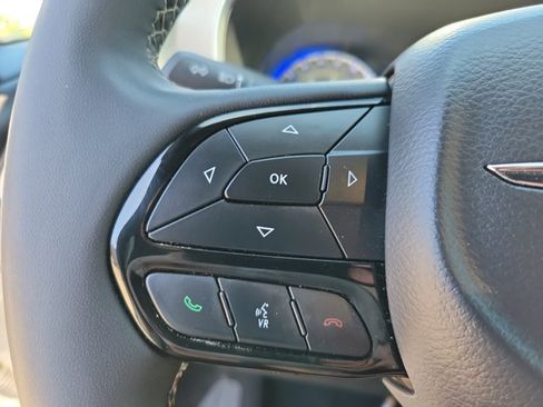 Used 2025 Chrysler Pacifica Limited FWD image 21