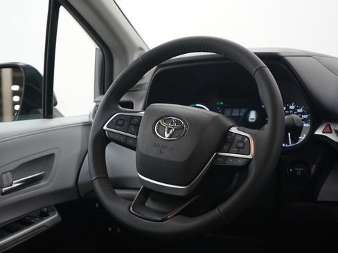 Used 2025 Toyota Sienna XLE w/ XLE Plus Package AWD/4WD image 15