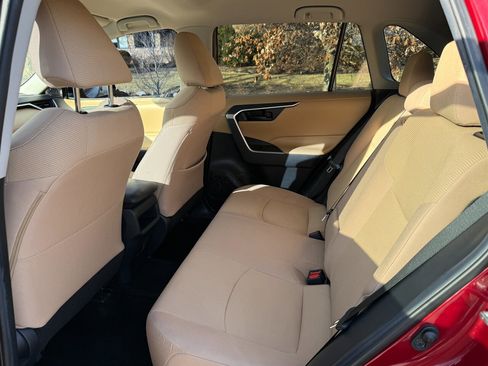 Used 2019 Toyota RAV4 LE image 10