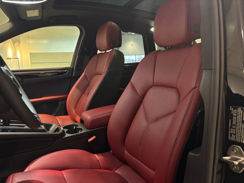 Certified 2025 Porsche Macan image 5