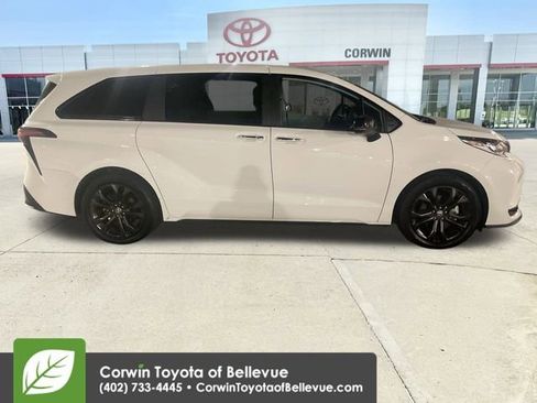 Certified 2025 Toyota Sienna XSE image 9