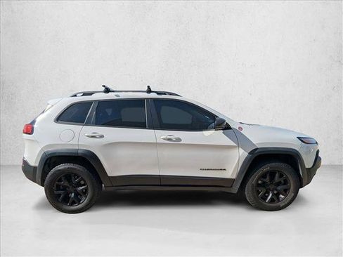 Used 2017 Jeep Cherokee Trailhawk image 4