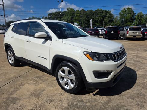 Used 2019 Jeep Compass Latitude FWD image 3