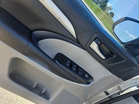 Used 2019 Toyota Highlander XLE FWD image 11