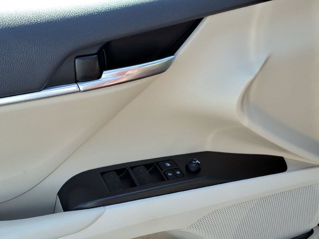 Used 2022 Toyota Camry LE FWD image 4