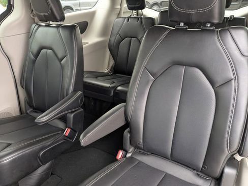 Used 2024 Chrysler Pacifica Touring-L FWD image 26