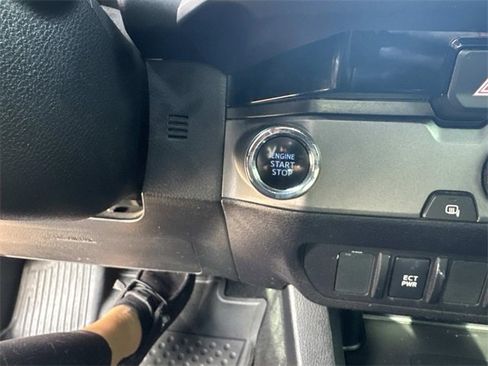 Used 2018 Toyota Tacoma TRD Sport image 26