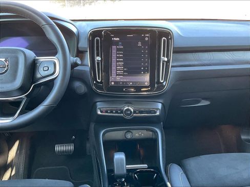 Used 2023 Volvo XC40 Recharge Plus image 9