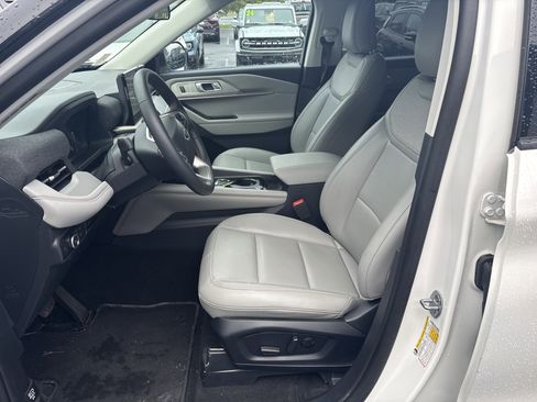 Used 2025 Ford Explorer Active w/ Active Comfort Package image 12