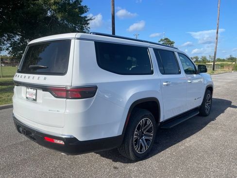 Used 2024 Jeep Wagoneer L Series II w/ Flexible Seating Group RWD image 7