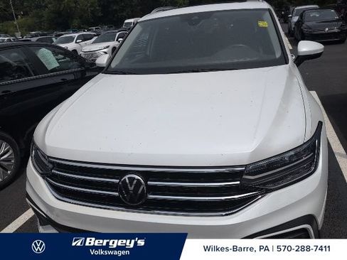 Used 2023 Volkswagen Tiguan SE w/ Panoramic Sunroof Package FWD image 4
