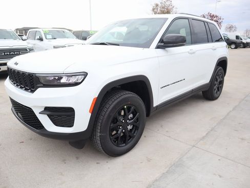 New 2025 Jeep Grand Cherokee Altitude image 10
