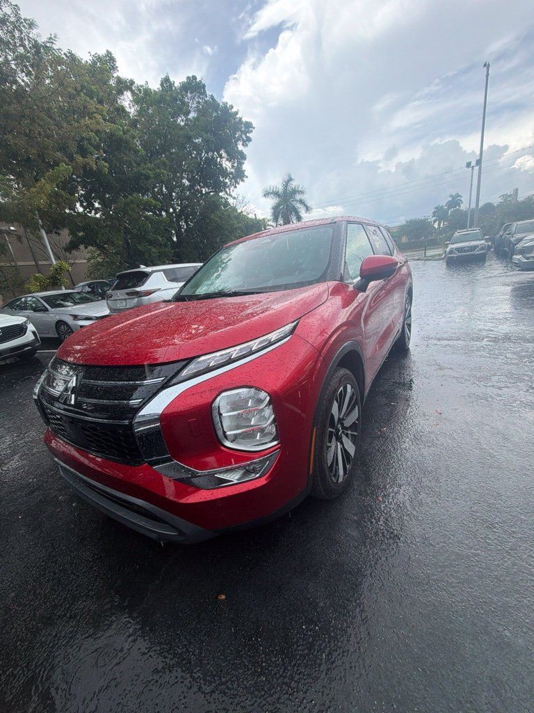 Used 2025 Mitsubishi Outlander SE AWD/4WD image 1