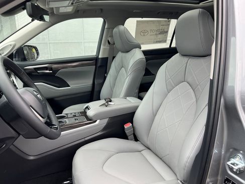 New 2026 Toyota Highlander Platinum image 19