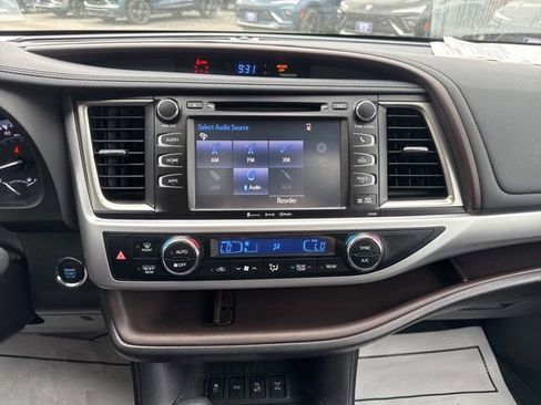 Used 2019 Toyota Highlander XLE AWD/4WD image 21