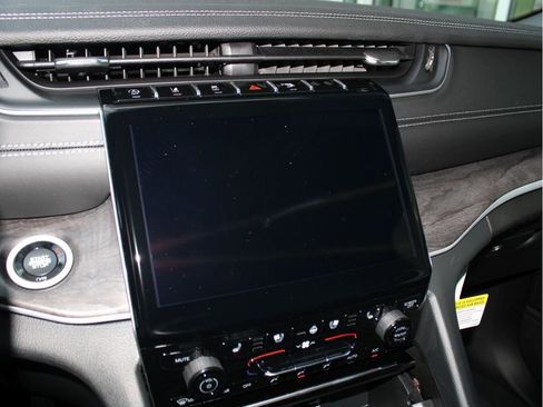 New 2025 Jeep Grand Cherokee Limited w/ Luxury Tech Group II image 16