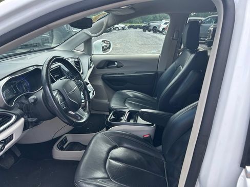 Used 2020 Chrysler Pacifica Touring-L w/ Advanced Safetytec Group FWD image 4