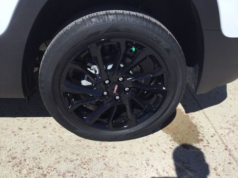 Used 2024 GMC Terrain SLE w/ Driver Convenience Package image 5