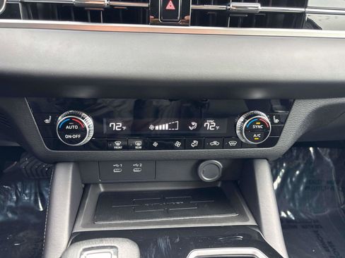 New 2025 Mitsubishi Outlander ES image 9