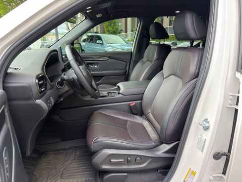 Used 2025 Honda Pilot Black Edition image 9