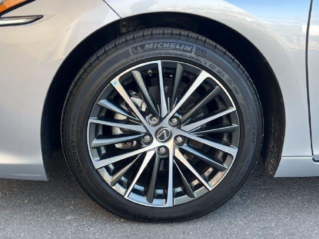 Used 2025 Lexus ES 350 w/ Premium Package FWD image 9