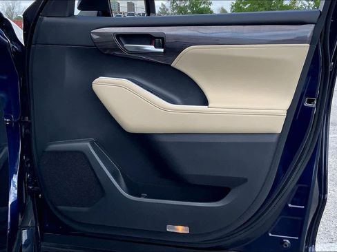 Used 2024 Toyota Highlander Limited image 22