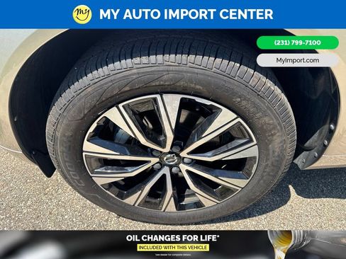 Used 2023 Volvo XC60 B5 Plus AWD/4WD image 9