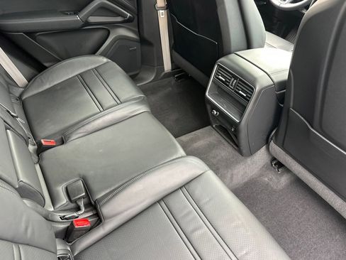 Used 2023 Porsche Cayenne Platinum Edition image 30