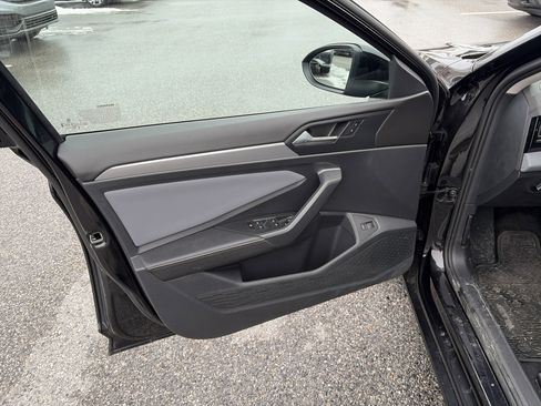 Certified 2025 Volkswagen Jetta SE image 8